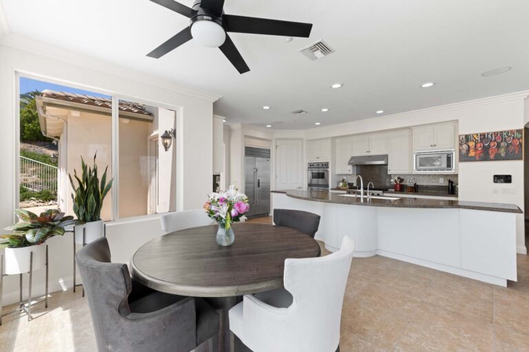 Dining nook with round table, chairs, and ceiling fan